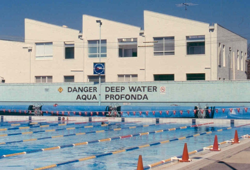 'Aqua Profonda' sign