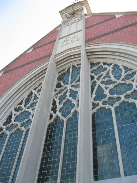 124816 Presbyterian Church Malvern detail of south window 2010