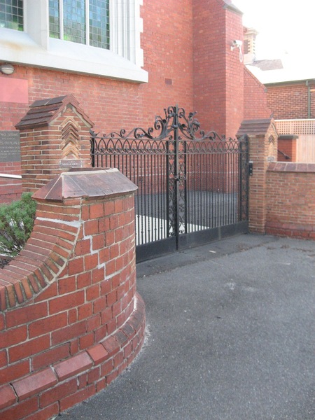 124816 Presbyterian Church Malvern front fence and gates 2010