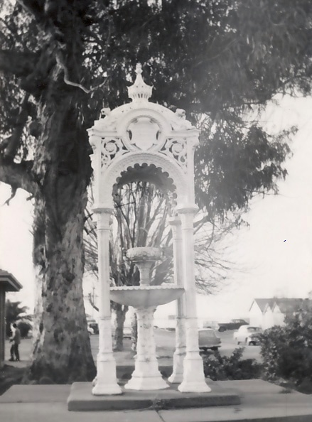 B1157 Memorial Fountain Williamstown