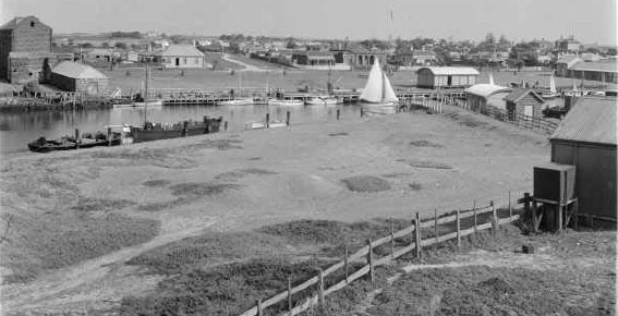 PORT FAIRY FACING WEST ACROSS THE MOYNE RIVER