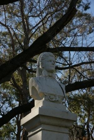 Edith Cavell Memorial 1.jpg