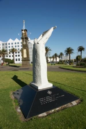 St Kilda Victoria Cross Memorial Sculpture 2.jpg
