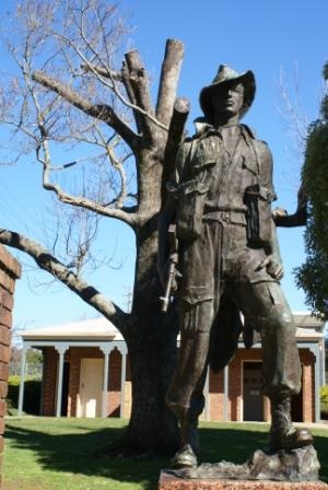 Drouin War Memorial 2.jpg