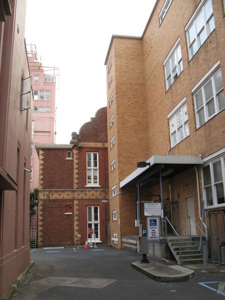 Alfred Hospital Aug 26 2011 KJ approach from south.jpg