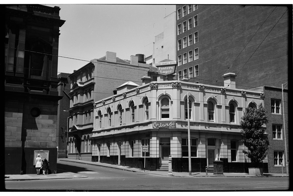 B0463 Four Courts Hotel (2).jpg