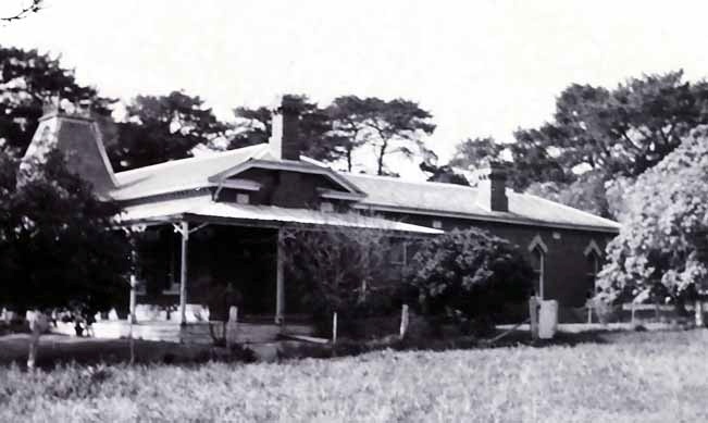 B2498 War Veteran's Home Sideview