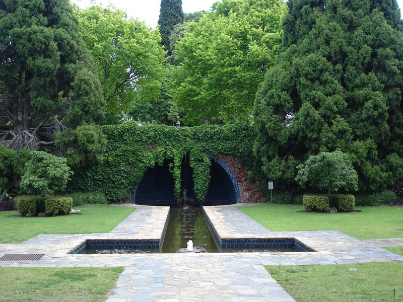 Domain Kings Domain Pioneer womens memorial garden.JPG