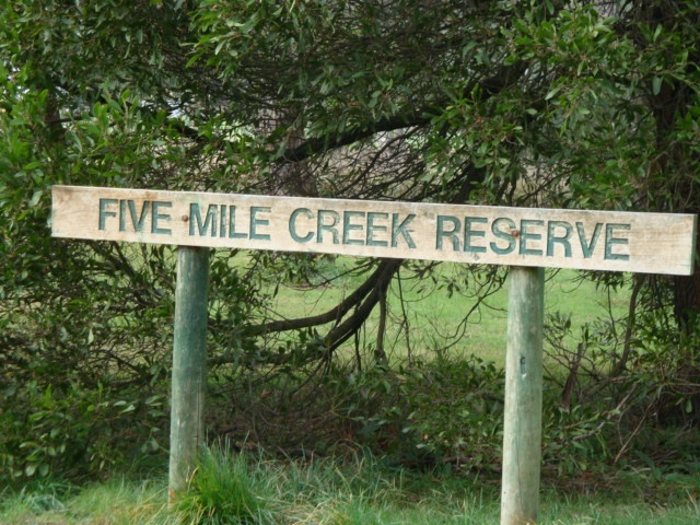 T11996 Reserve sign