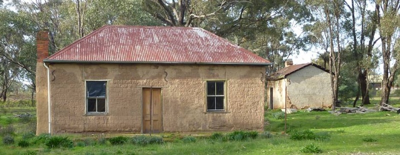Kelly Cottage, front (west) elevation, with gable roofed outbuilding at right (south)