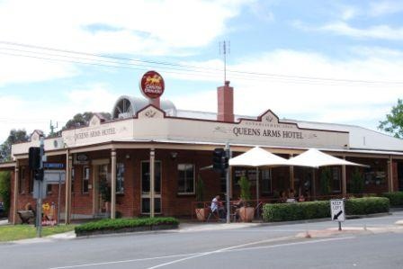 B3283 Queen's Arms Hotel