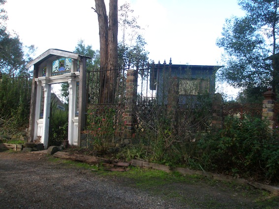 Dunmoochin studio residence entry gates