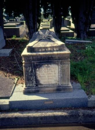 B6833 Grave "Gladsen"