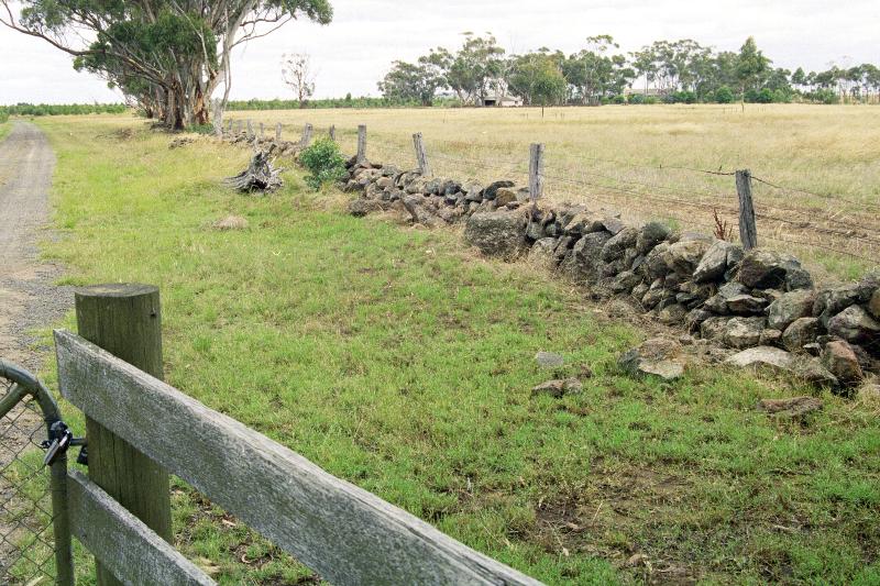 Dry Stone Wall B128 - southern boundary