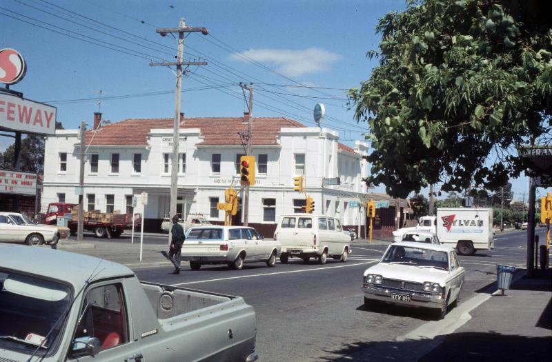 Figure 5: Great Western Hotel looking west from Aberdeen Street, 1972. Source: Ian Wynd collection, no. 1736-2.