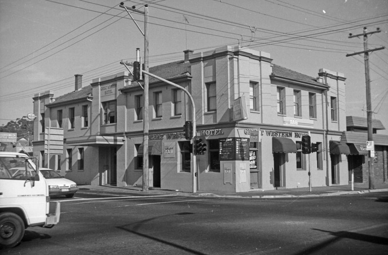 Figure 6: Great Western Hotel, east and north facades, 1994. Source: Ian Wynd collection, no 1023-4, 31/5/5.