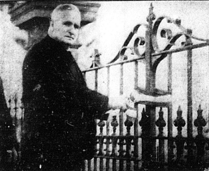 Figure 4: Acting Premier Old officially opening the Ceres Memorial Gates, 1937. Source: Geelong Advertiser, 12 June 1937.