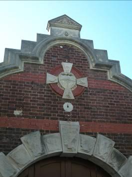 Anglo-Dutch gable and emblem incorporating 1891 MFB-designed corporate shield