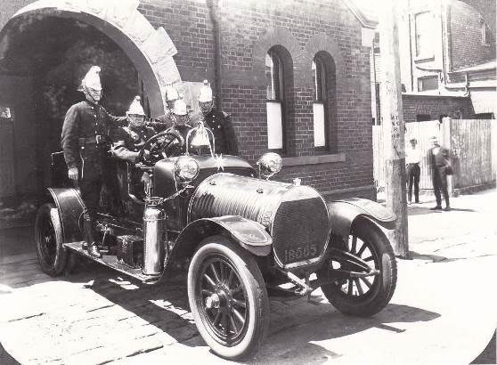 c.1918: Hotchkiss Fire Engine and crew at the horseshoe arch on Selwyn Street