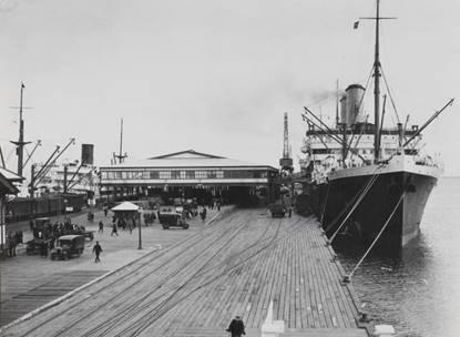 1930s, Passenger ship at Station Pier.jpg