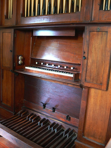 Console and pedals of the Biggs Pipe Organ, Cavendish